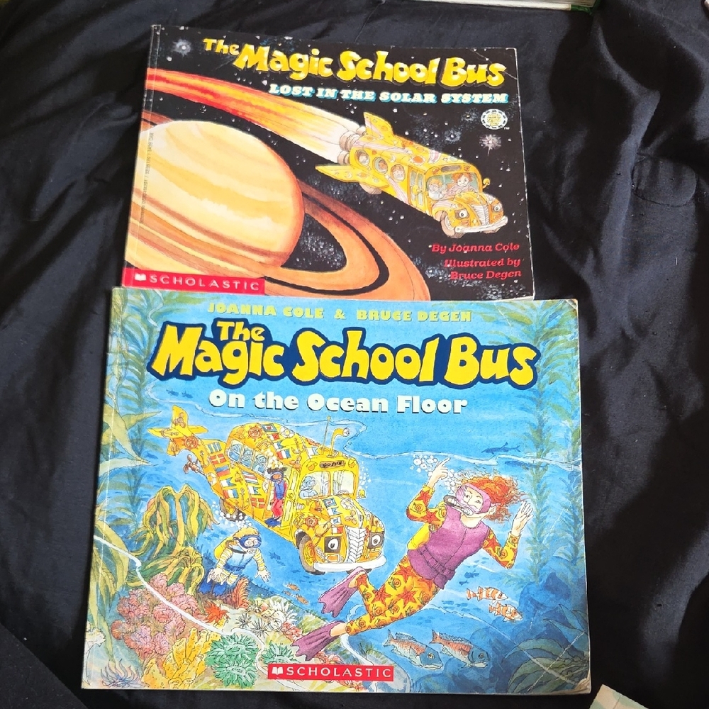 🌼2 For $20🌼Scholastic The Magic School Bus Books - Black, Yellow, and Blue